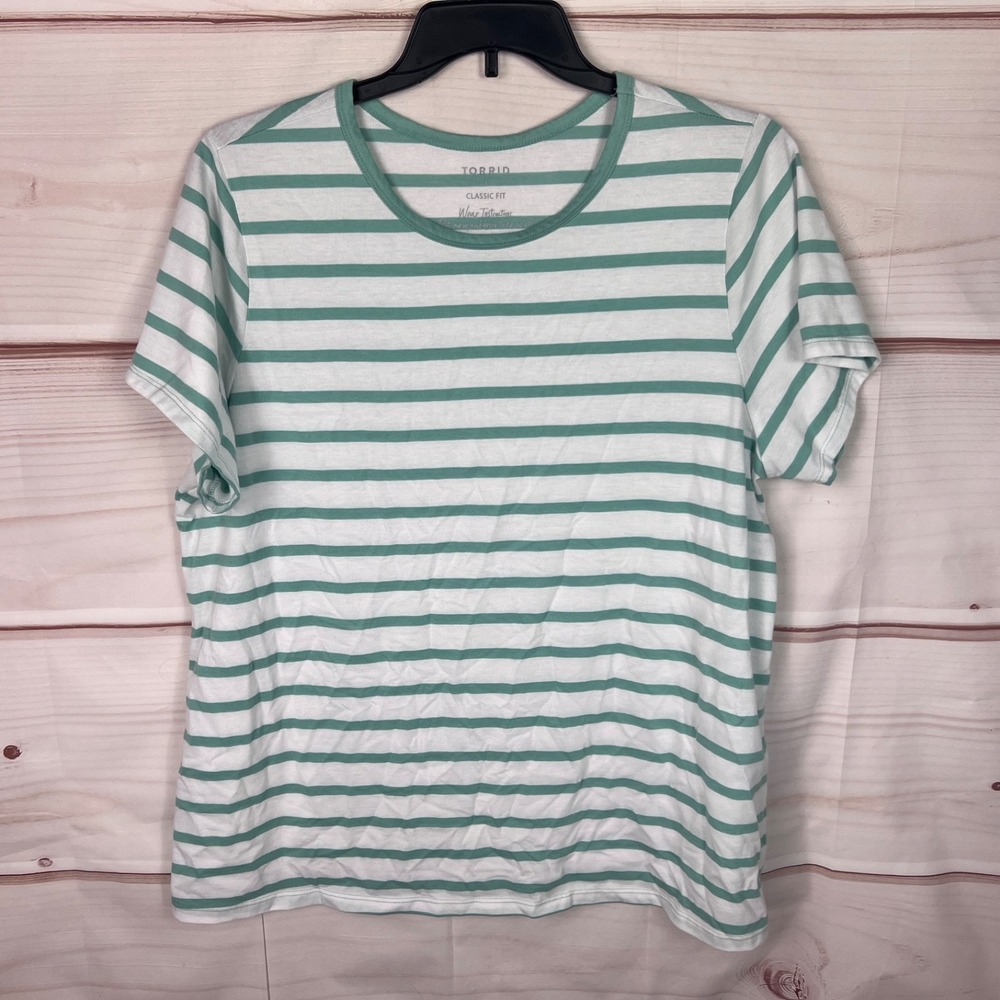 Torrid Top Womens 3 3X Green Striped T-Shirt Classic Fit Short Sleeve Round Neck